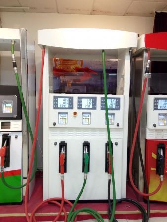 Gilbarco Trois buses Six affichages Pompe de distribution de carburant Personnalisation acceptable 