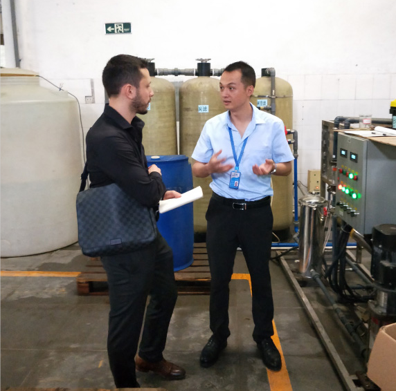 Un client colombien visite l'usine AdBlue de Guangzhou EverBlue